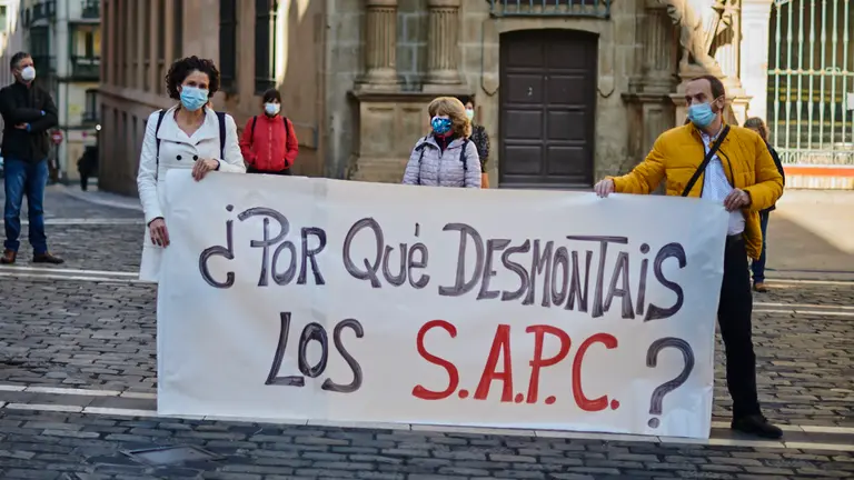 Personal profesional del Programa de Infancia y Familia del Ayuntamiento de Pamplona se concentra para valorar la decisión del gobierno de municipal de rescindir los ocho contratos para prestar los Servicios de Acción Preventiva Comunitaria. PABLO LASAOSA