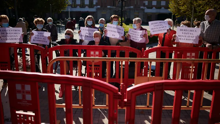 Manifestación convocada por la asociación Zainduz para advertir sobre la situación de las residencias y reivindicar unas residencias para mayores "públicas y dignas”. PABLO LASAOSA
