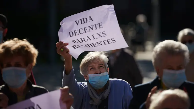 Manifestación convocada por la asociación Zainduz para advertir sobre la situación de las residencias y reivindicar unas residencias para mayores "públicas y dignas”. PABLO LASAOSA
