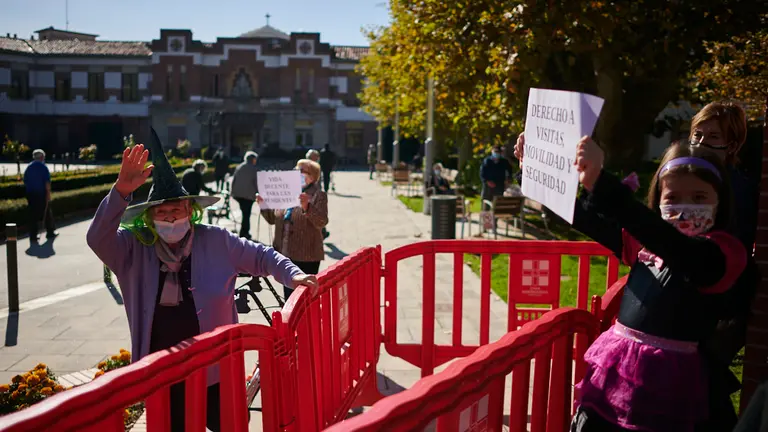Manifestación convocada por la asociación Zainduz para advertir sobre la situación de las residencias y reivindicar unas residencias para mayores "públicas y dignas”. PABLO LASAOSA