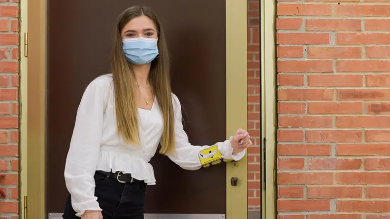 Erika López enseña el sistema para abrir puertas sin tocar la manilla. UNIVERSIDAD DE NAVARRA