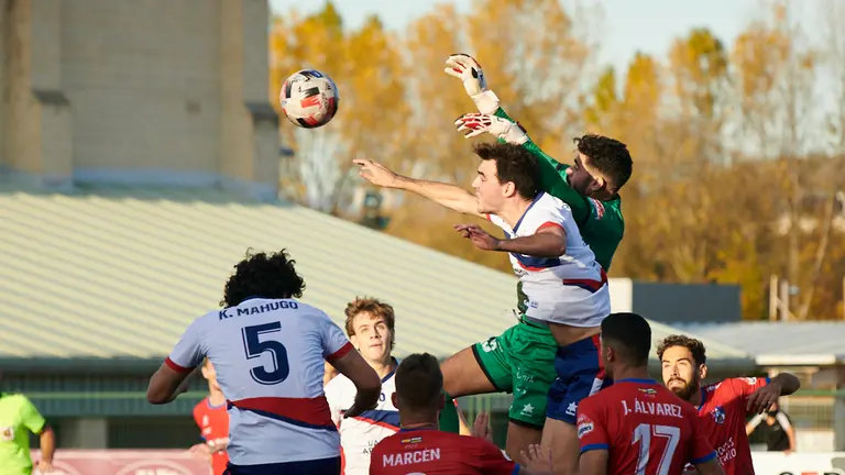 La Mutilvera se enfrenta al Calahorra. PABLO LASAOSA