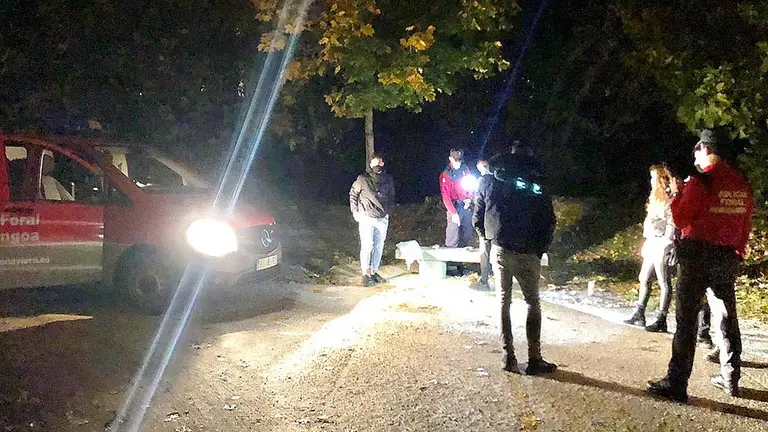 Agentes de la Policía Foral controlan un botellón en el paseo del Arga. CEDIDA