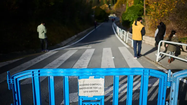 Celebración del día de Todos los Santos en el cementerio de San José de Pamplona. PABLO LASAOSA