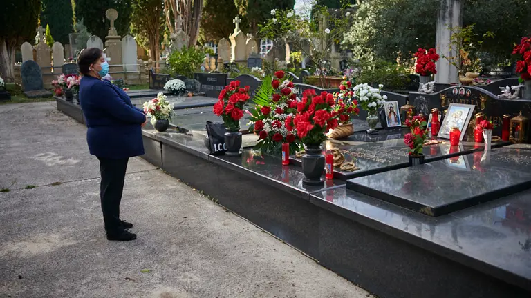 Celebración del día de Todos los Santos en el cementerio de San José de Pamplona. PABLO LASAOSA