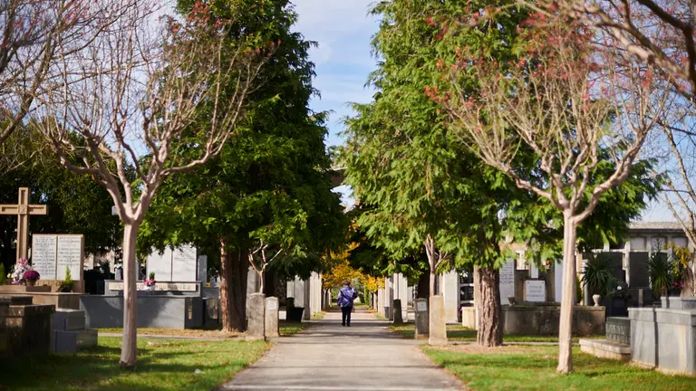 Celebración del día de Todos los Santos en el cementerio de San José de Pamplona. PABLO LASAOSA