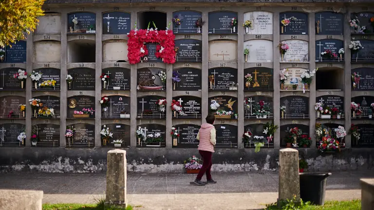 Celebración del día de Todos los Santos en el cementerio de San José de Pamplona. PABLO LASAOSA