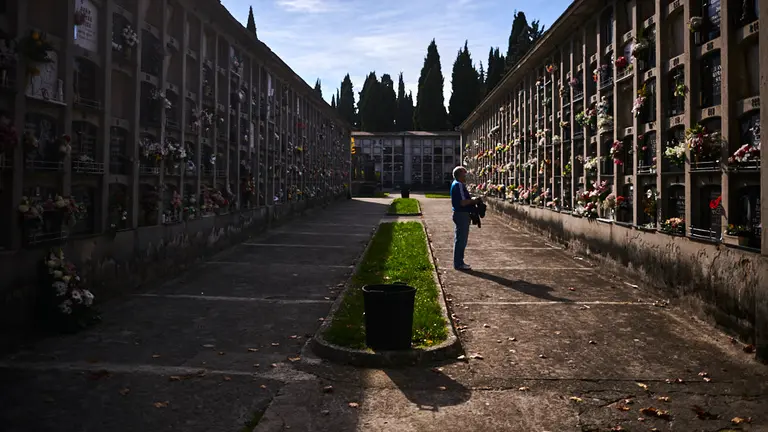 Celebración del día de Todos los Santos en el cementerio de San José de Pamplona. PABLO LASAOSA
