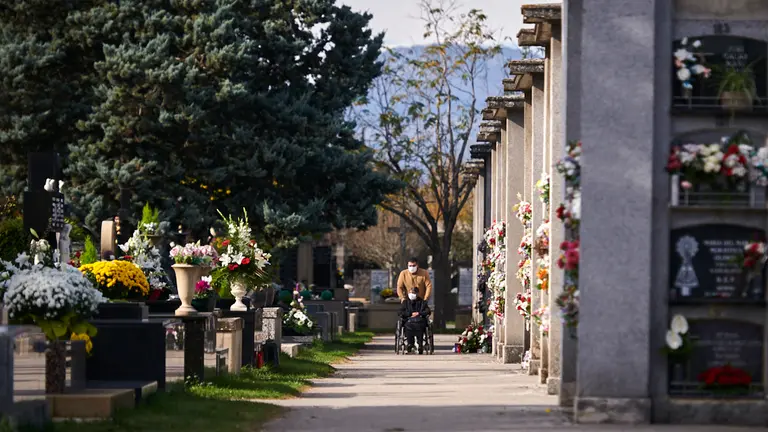 Celebración del día de Todos los Santos en el cementerio de San José de Pamplona. PABLO LASAOSA