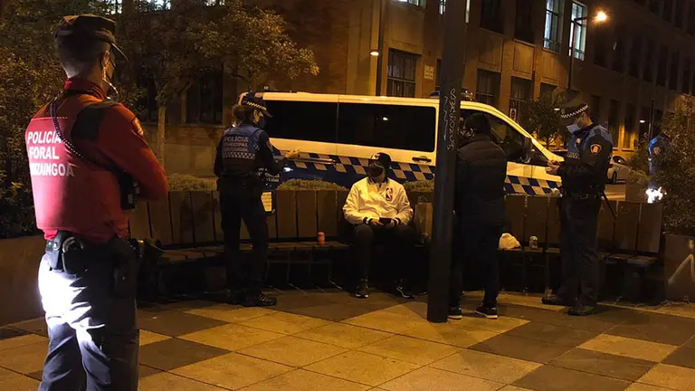 El operativo conjunto de Policía Foral y Municipal de Pamplona multa a unos jóvenes por consumir alcohol en la vía pública. TWITTER