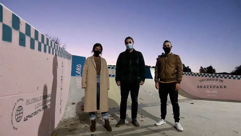 Los ganadores, Beatriz Lacarra y Héctor Lezáun, posando en el skate con el concejal de Juventud, Jorge Crespo. CEDIDA