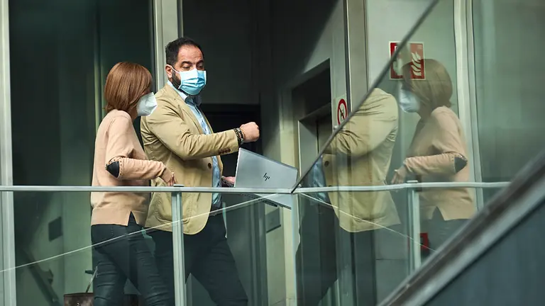 Ramón Alzórriz habla con Uxue Barkos previoa la Mesa y Junta de Portavoces. PABLO LASAOSA