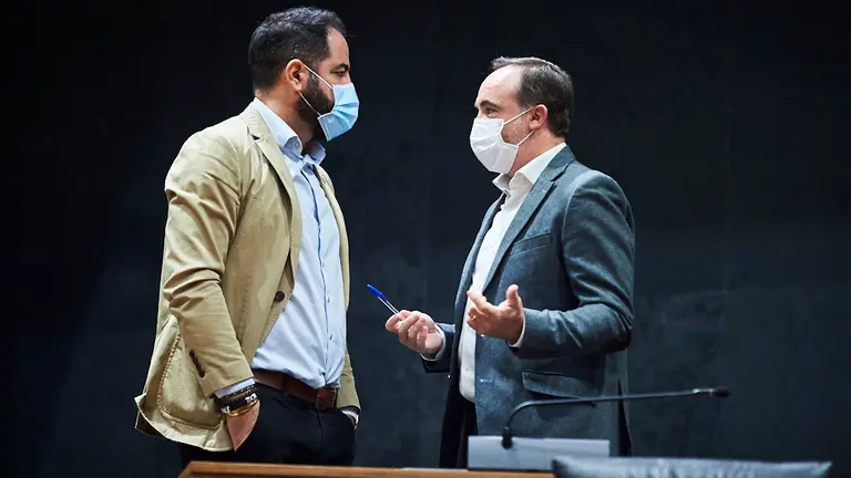 Ramón Alzórriz, del PSN(i) habla con Javier Esparza, lider de Navarra Suma. PABLO LASAOSA