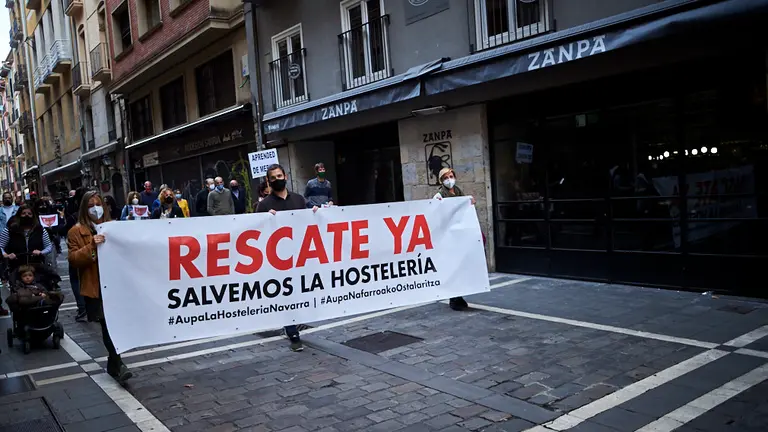 Miles de personas se manifiestan en Pamplona por el cierre de la hostelería durante la crisis del coronavirus. PABLO LASAOSA