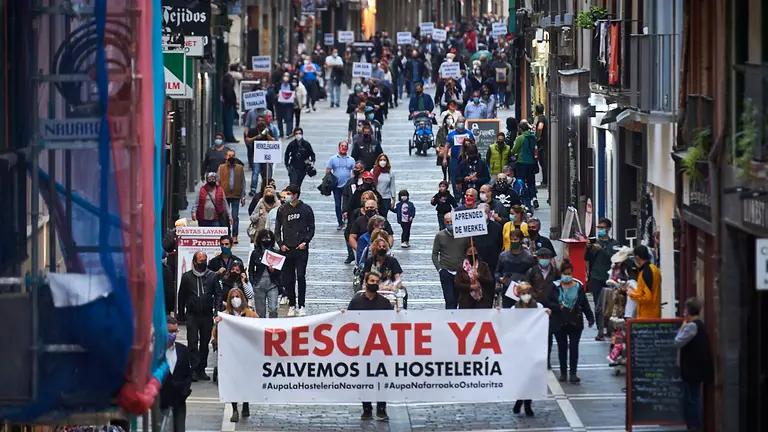Miles de personas se manifiestan en Pamplona por el cierre de la hostelería durante la crisis del coronavirus. PABLO LASAOSA