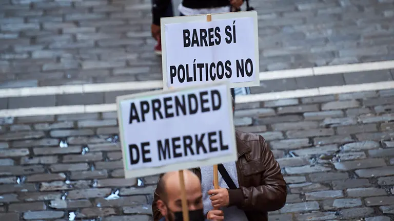 Miles de personas se manifiestan en Pamplona por el cierre de la hostelería durante la crisis del coronavirus. PABLO LASAOSA