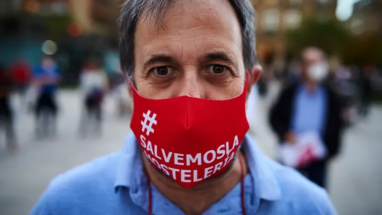 Miles de personas se manifiestan en Pamplona por el cierre de la hostelería durante la crisis del coronavirus. PABLO LASAOSA