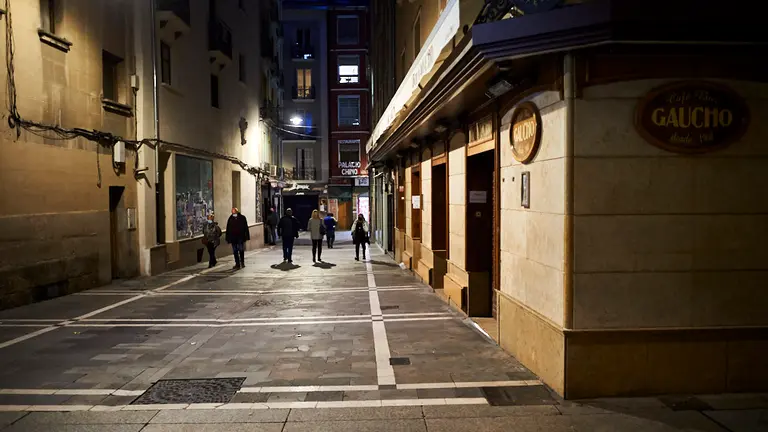 Miles de personas se manifiestan en Pamplona por el cierre de la hostelería durante la crisis del coronavirus. PABLO LASAOSA