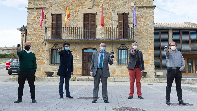 De izq. a dcha.: El Dr. Carlos Chaccour, investigador de la Clínica
Universidad de Navarra, el Dr. Juan Carlos Gabaldón, investigador de la Universidad de
Navarra y coordinador del estudio, Rafael Ansó, alcalde de la Cendea de Cizur, Alfredo
Caballero, teniente de alcalde de la Cendea de Cizur, y el Dr. Francisco Javier Bartolomé,
director de Atención Primaria de Cizur. CEDIDA