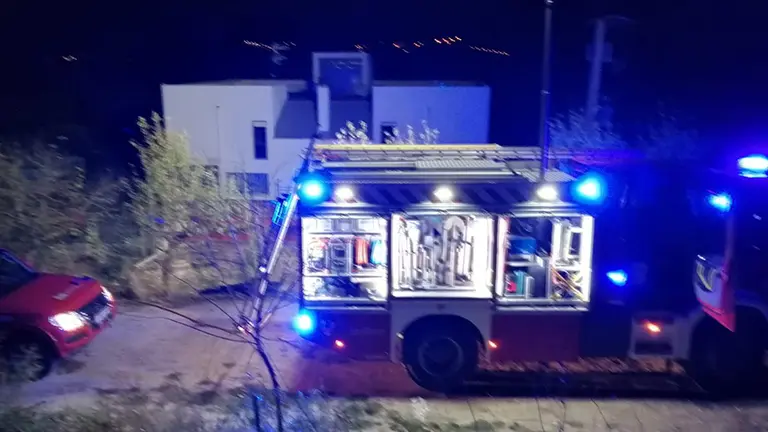 Bomberos trabajando en el rescate de dos personas tras incendiarse su vivienda en Miranda de Arga. TWITTER