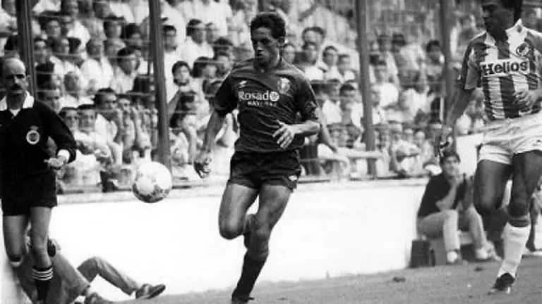 El pamplonés Jon Andoni Goicoetxea en una cabalgada por la banda con los colores de Osasuna en el Sadar. CA OSASUNA