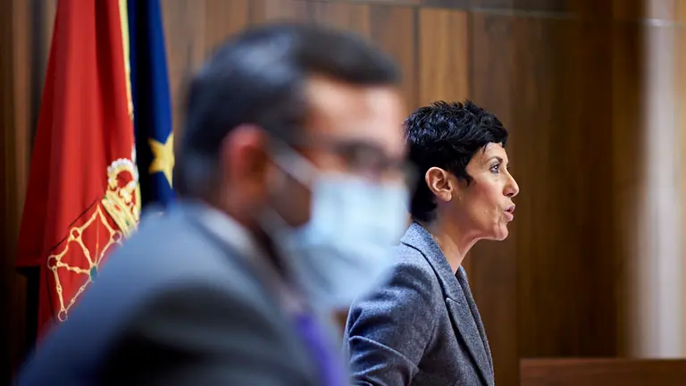 La consejera de Hacienda, Elma Sáiz y Javier Remírez, vicepresidente del Gobierno de Navarra, en rueda de prensa para presentar la propouesta de los Presupuestos 2021. PABLO LASAOSA