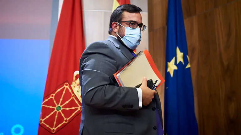 La consejera de Hacienda, Elma Sáiz y Javier Remírez, vicepresidente del Gobierno de Navarra, en rueda de prensa para presentar la propouesta de los Presupuestos 2021. PABLO LASAOSA