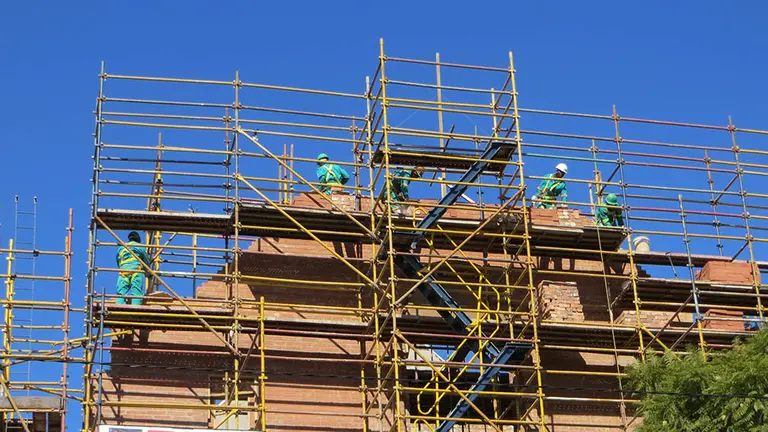 Trabajadores en las obras de rehabilitación de un edificio. ARCHIVO