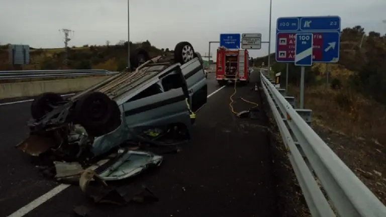 Accidente en el kilómetro 23 de la A-12, a la altura de Puente la Reina BOMBEROS DE NAVARRA