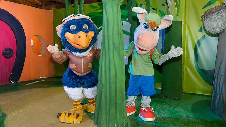 Las mascotas de Sendaviva, Piko y Palmira, en las instalaciones del parque de Arguedas. SENDAVIVA