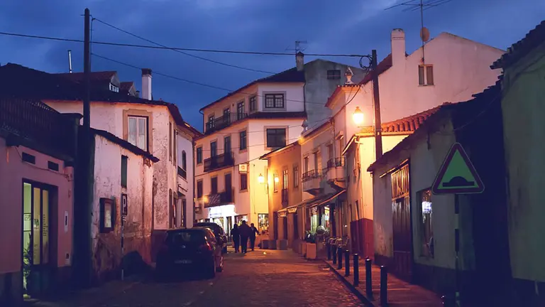 La nueva novela de Sara Mesa se ambienta en una pedanía rural a la que llega su protagonista tras abandonar la ciudad..