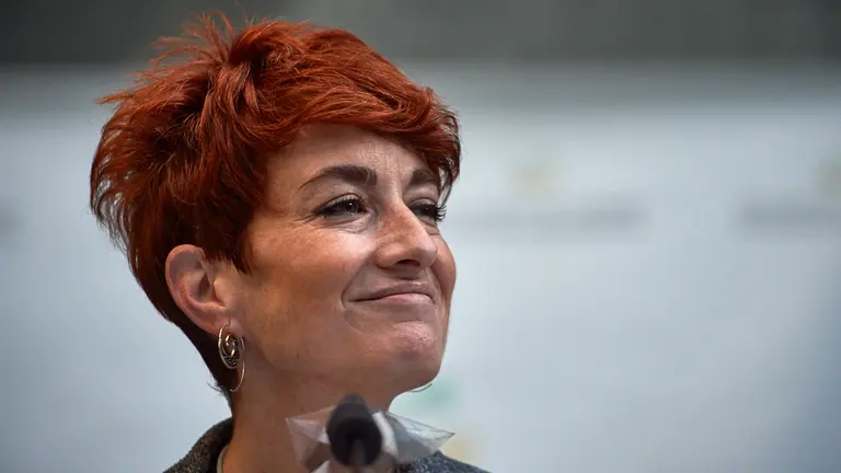 La portavoz de Eh Bildu, Bakartxo Ruiz, compadece ante los medios de comunicación durante el pleno parlamentario de este jueves. MIGUEL OSÉS