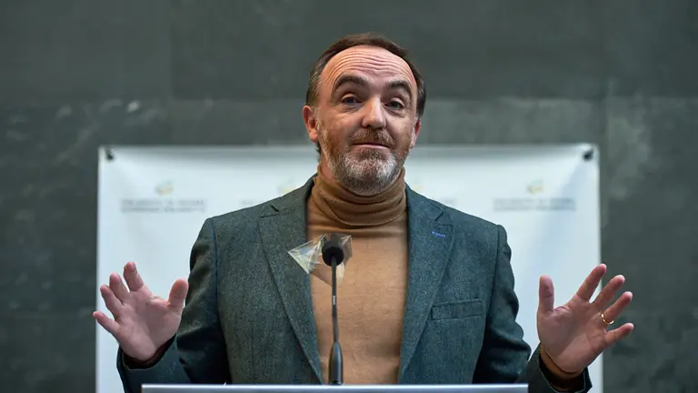 El portavoz de Navarra Suma, Javier Esparza, compadece ante los medios de comunicación durante el pleno parlamentario de este jueves. MIGUEL OSÉS