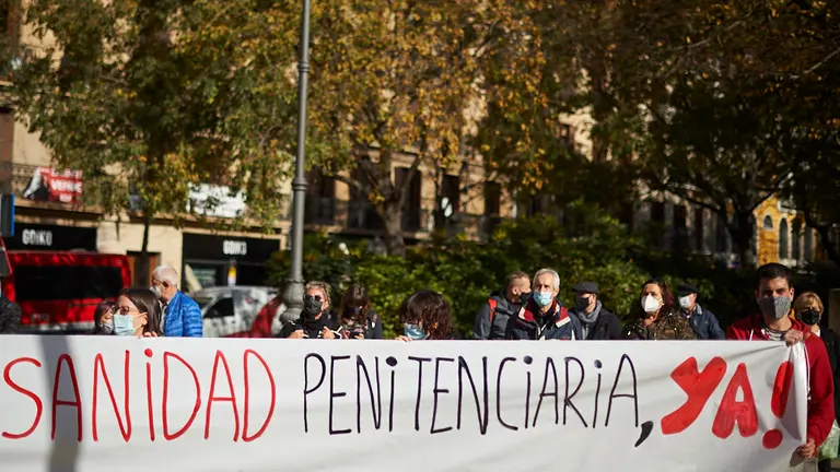 Salhaketa se concentra para exigir que Navarra asuma las competencias sanitarias respecto de la cárcel de Pamplona. PABLO LASAOSA