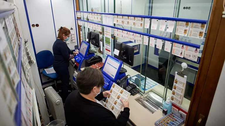 Último día de la administración de lotería nº 13 de la Plaza del Vínculo que se traslada a la calle Tudela. MIGUEL OSÉS