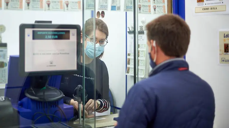Último día de la administración de lotería nº 13 de la Plaza del Vínculo que se traslada a la calle Tudela. MIGUEL OSÉS