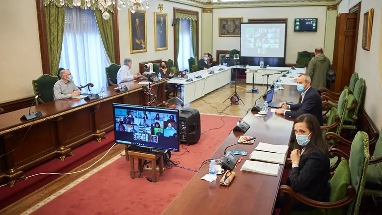 Vista general del salón de plenos del Ayuntamiento, donde varios concejales han tenido que intervenir telematicamente debido a las restricciones causadas por la pandemia del coronavirus. PABLO LASAOSA