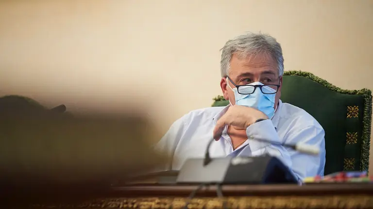 Joseba Asirón, de EH Bildu, durante el lpeno del Ayuntamiento. PABLO LASAOSA