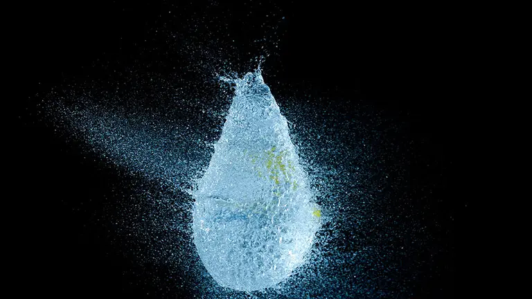 Un globo de agua revienta mientras cae. ARCHIVO
