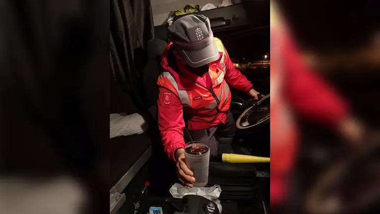 Un Policía Foral retira un cubata de la cabina de un camionero. POLICÍA FORAL