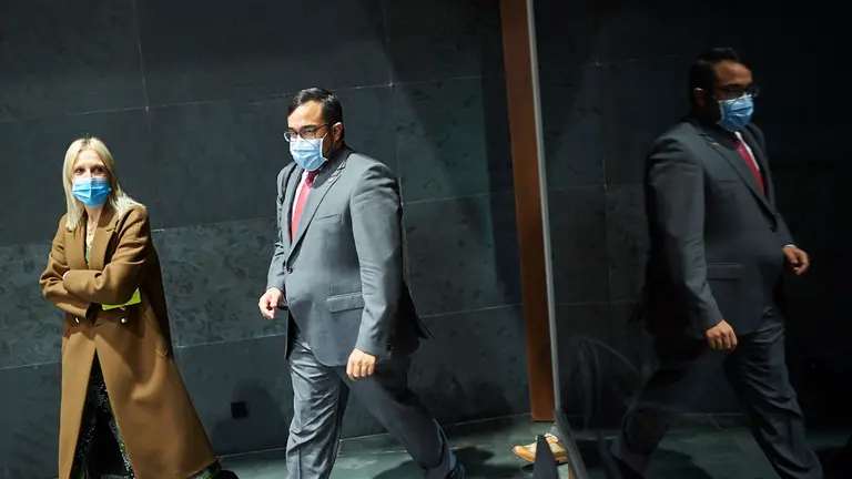 Patricia Fanlo junto a Javier Remírez acceden al pleno del Parlamento. PABLO LASAOSA