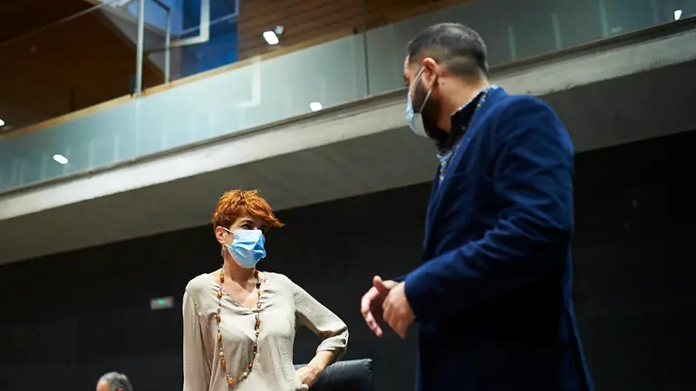 Bakartxo Ruíz(i) de EH Bildu habla con Ramón Alzórriz, del PSN. PABLO LASAOSA