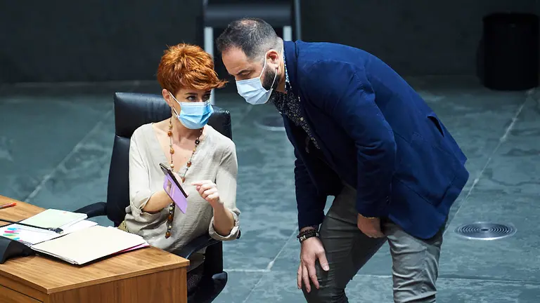 Bakartxo Ruíz(i) de EH Bildu habla con Ramón Alzórriz, del PSN. PABLO LASAOSA