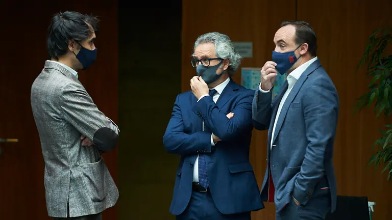 Ángel Ansa(i) junto a Carlos Pérez-Nievas(c) y Javier Esparza. PABLO LASAOSA