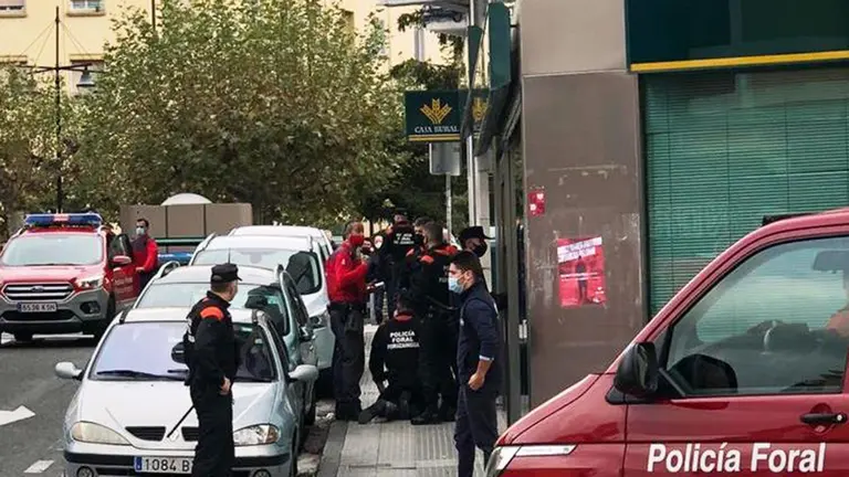 Varios Policías Forales reducen a un atracador que intentaba asaltar una sucursal bancaria en Burlada. POLICÍA FORAL