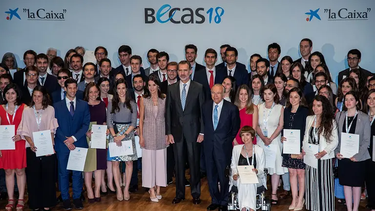 Foto de grupo de los estudiantes becados con los reyes de España Felipe de Borbón y Letizia Ortiz e Isidro Fainé (presidente de la Fundación Bancaria ”la Caixa”).

Un total de 120 universitarios españoles fueron seleccionados por "la Caixa" en la convocatoria 2018. Los becarios, escogidos en régimen de concurrencia competitiva, van obtener admisiones a las mejores universidades del mundo.

En la convocatoria del año 2018 se han concedido becas a candidatos de 25 disciplinas diferentes. Las más representadas fueron ingenierías y tecnologías (32), economía y empresa (14), ciencias médicas y de la salud (11), relaciones internacionales (8), ciencias de la vida (6), artes visuales (5), derecho (5) y física (5). Además, por tipología de estudios, 83 alumnos reciben la beca para cursar un máster, 31 para un doctorado y 6 para una estancia de investigación. 

3.335 universitarios han podido ampliar su formación en el extranjero con las becas de "la Caixa" desde que se crearon en 1982.

Entre los años 1982 y 2018, la Obra Social "la Caixa" ha destinado una inversión total de más de 161,9 millones de euros a sus becas de posgrado en el extranjero.