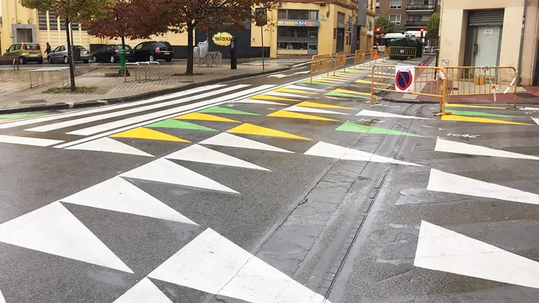 Cruce de las calles Manuel de Falla y Guelbenzu en Pamplona. Navarra.com
