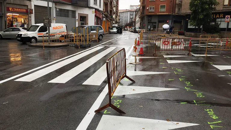 Cruce de las calles Manuel de Falla y Río Urrobi en Pamplona. Navarra.com