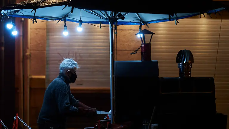 Josemi, el castañero de la calle Estafeta recoge su puesto de castañas. PABLO LASAOSA