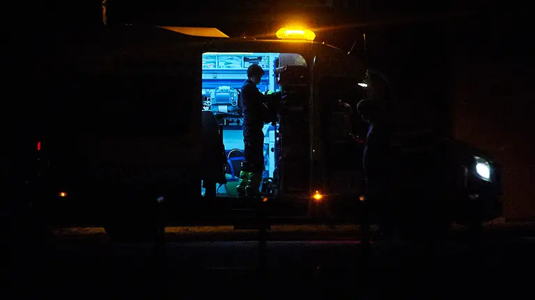 Personal sanitario en una ambulancia en Urgencias del Complejo Hospitalario de Navarra, durante el toque de queda. PABLO LASAOSA